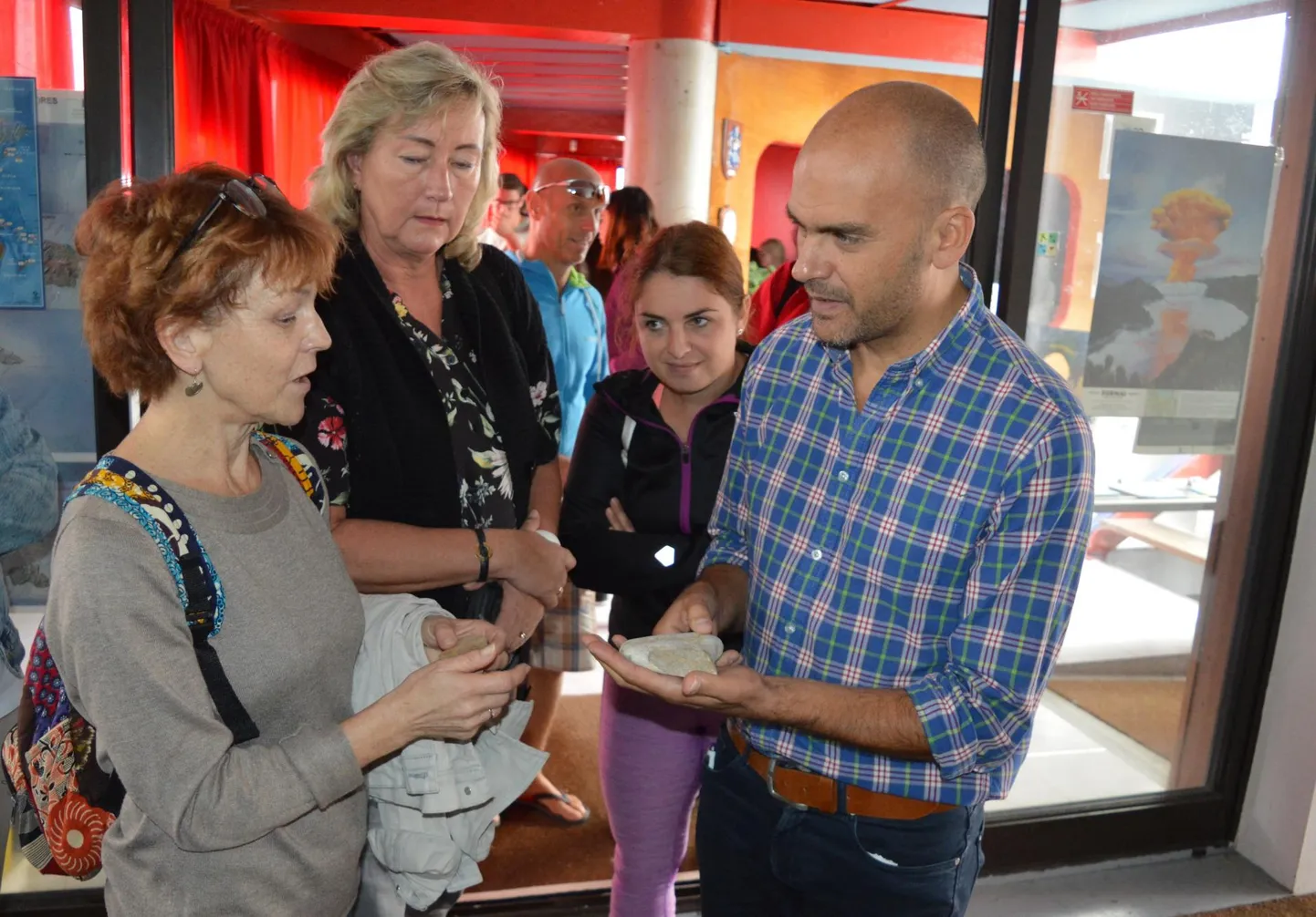 Migueli vulkaanilise ja geoter­maalenergia vaatluskeskuse teadur Nuno Dias Pereira ja Kadrina keskkooli õpetajad Merike Sikk (vasakul) ja Hegi Soosaar.