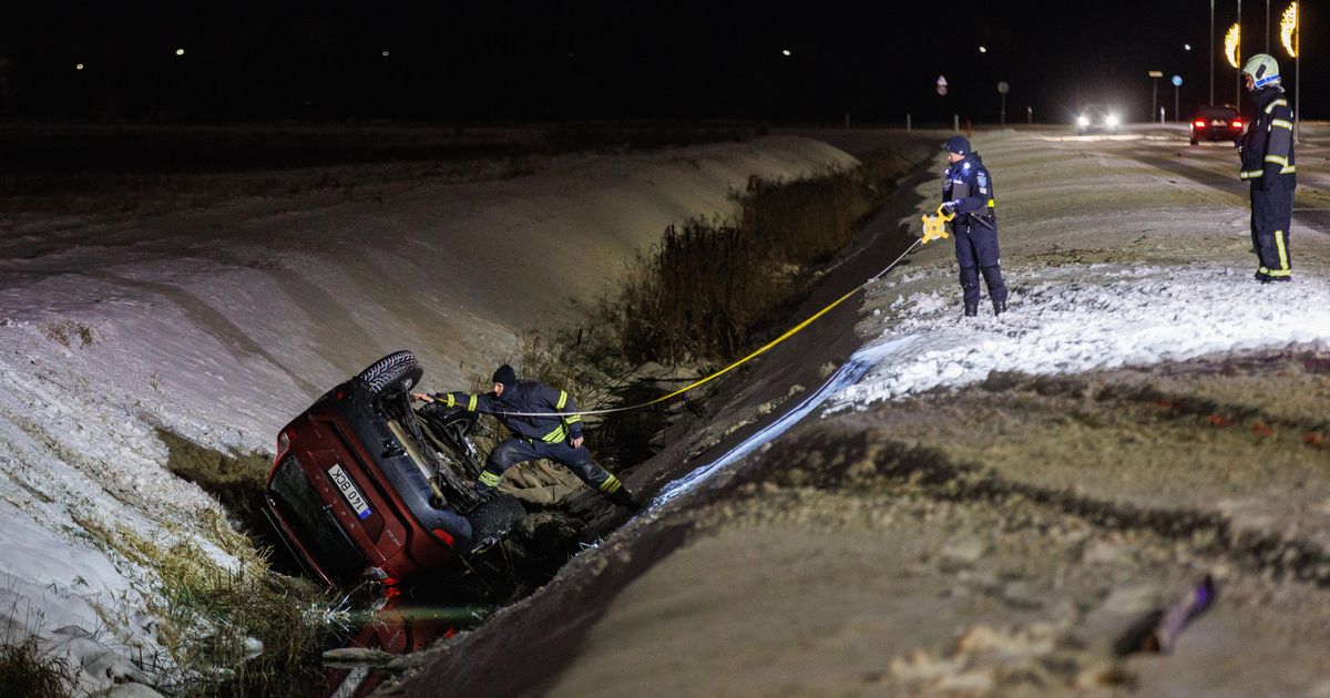 FOTOD ⟩ Tiskres paiskus auto kokkupõrke tagajärjel kraavi