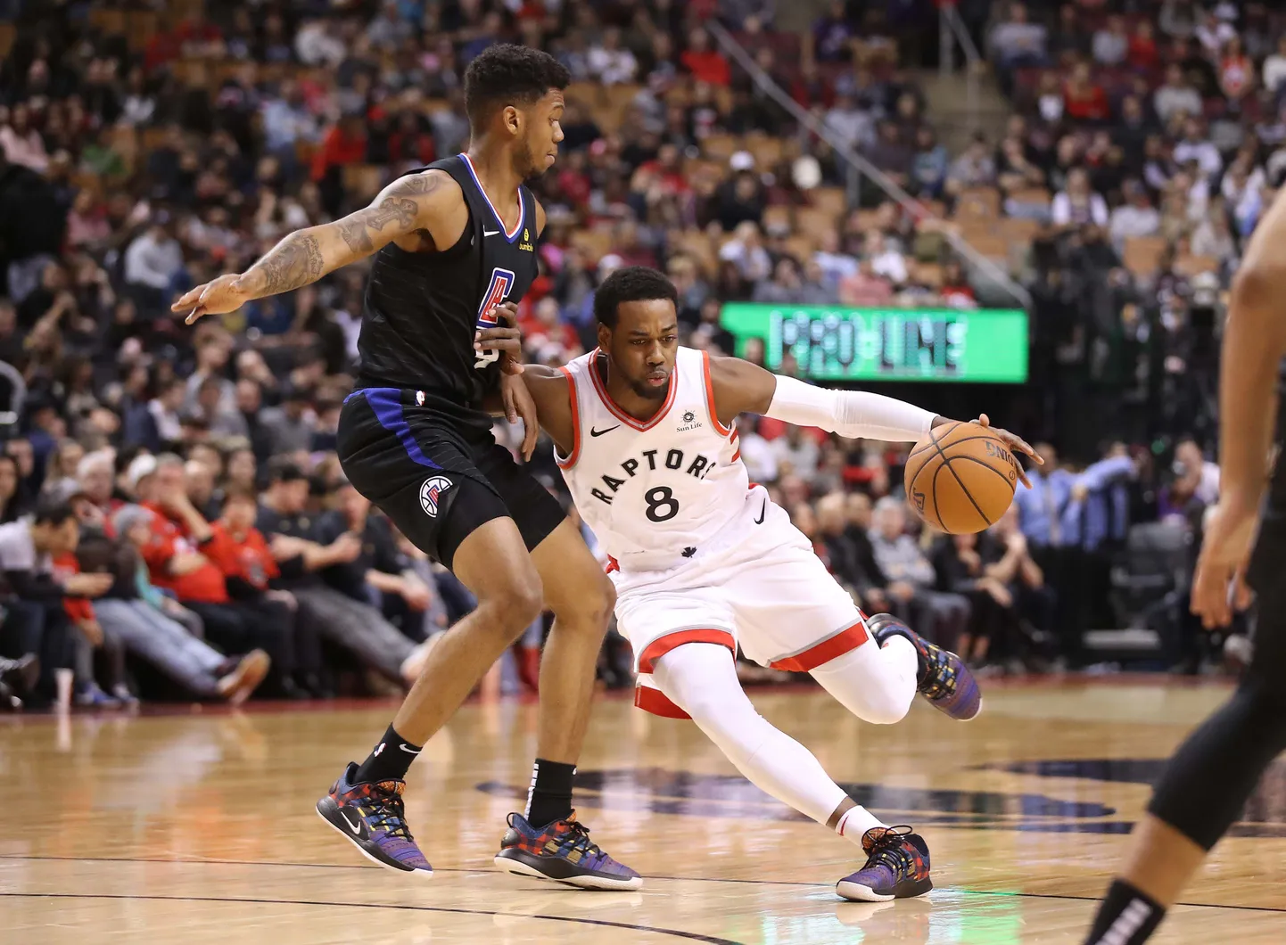 Jordan Loyd (palliga) Toronto Raptorsi särgis.