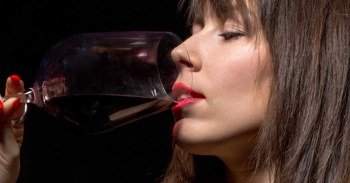 Губы с леденцом. Красные губы от вина. Фотосессия с вином. Женщины, красное вино. Бокал вина и губы.