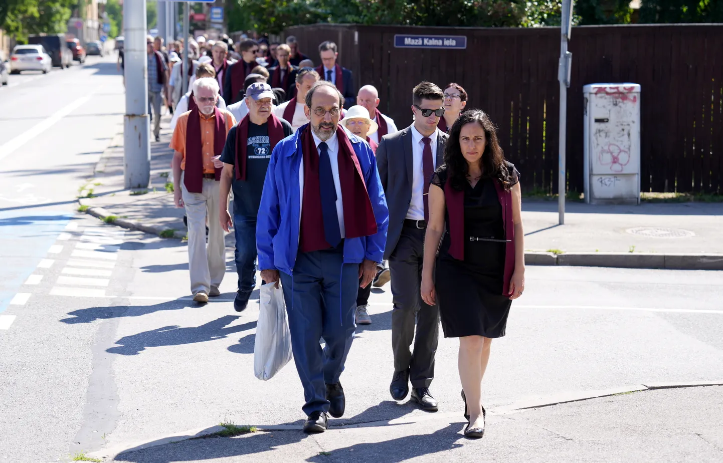 Eiropas "Dzīvo gājiena" direktors Mišels Gurari un Izraēlas vēstniece Latvijā Šārona Rapaportu Palgi piedalās Latvijas holokausta muzeja organizētajā genocīdā cietušo ebreju piemiņas gājienā "Dzīvo gājiens".