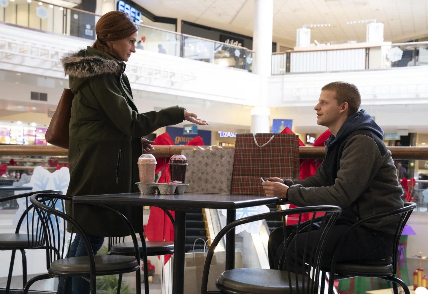 Jõulises draamas «Ben on tagasi» naaseb 19-aastane Ben Burns (Lucas Hedges) jõululaupäeva hommikul äärelinnakoju. Beni ema mängib Julia Roberts.