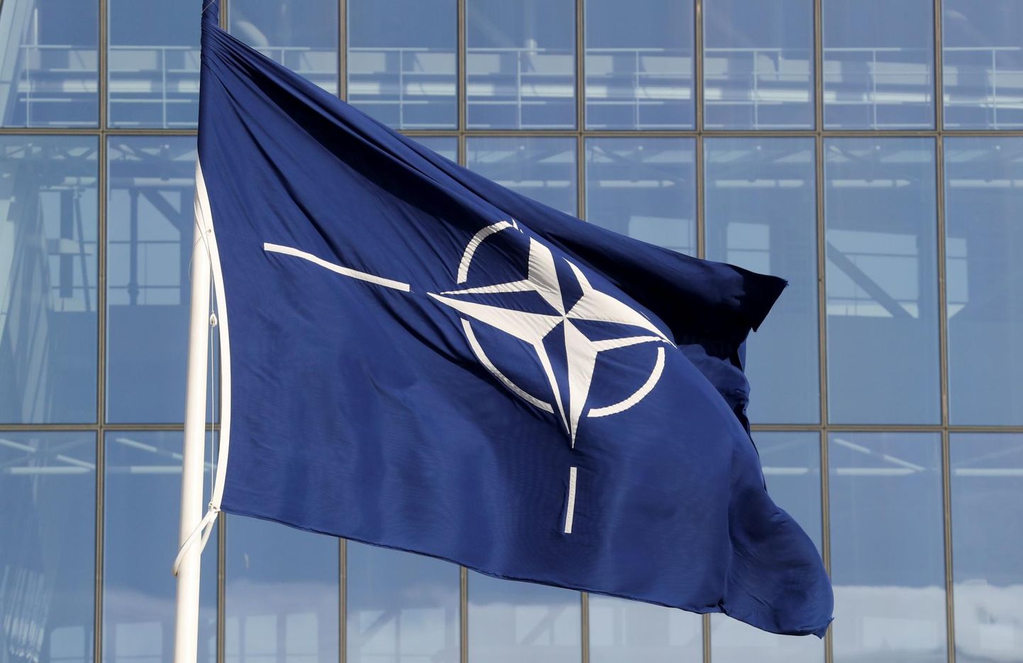 NATO lipp alliansi peakorteri ees Brüsselis.