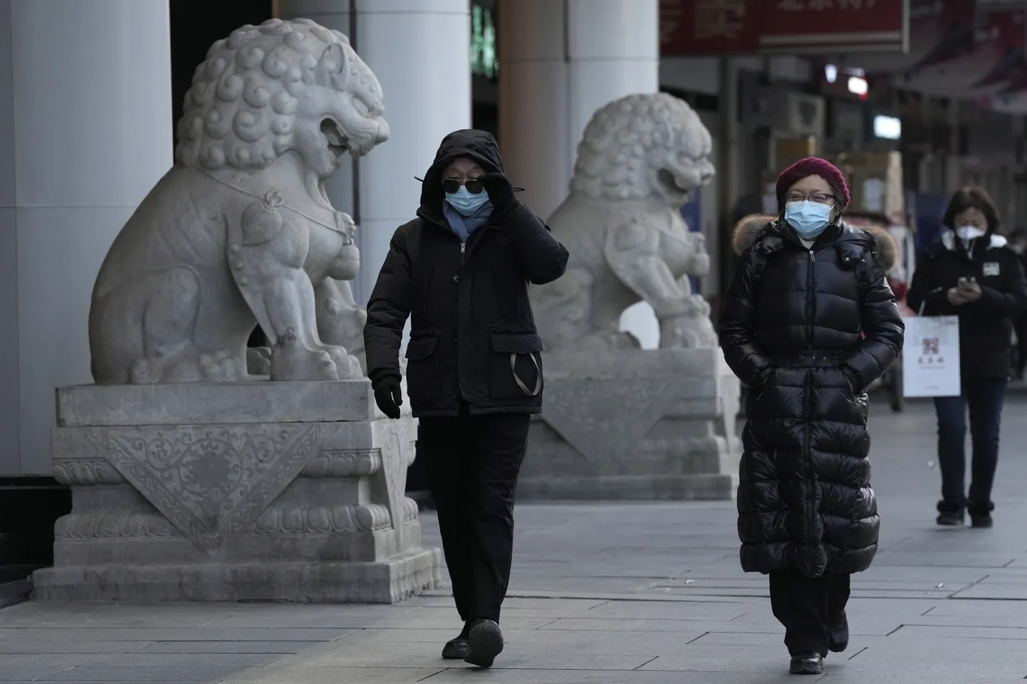 Inimesed kandmas Pekingi tänavatel kaitsemaski seoses koroonapuhanguga. Foto on illustratiivne.