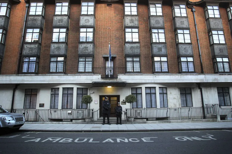 Buckinghami palee teatel viibib prints Philip King Edward VII haiglas. FOTO: Lewis Whyld/AP/Scanpix