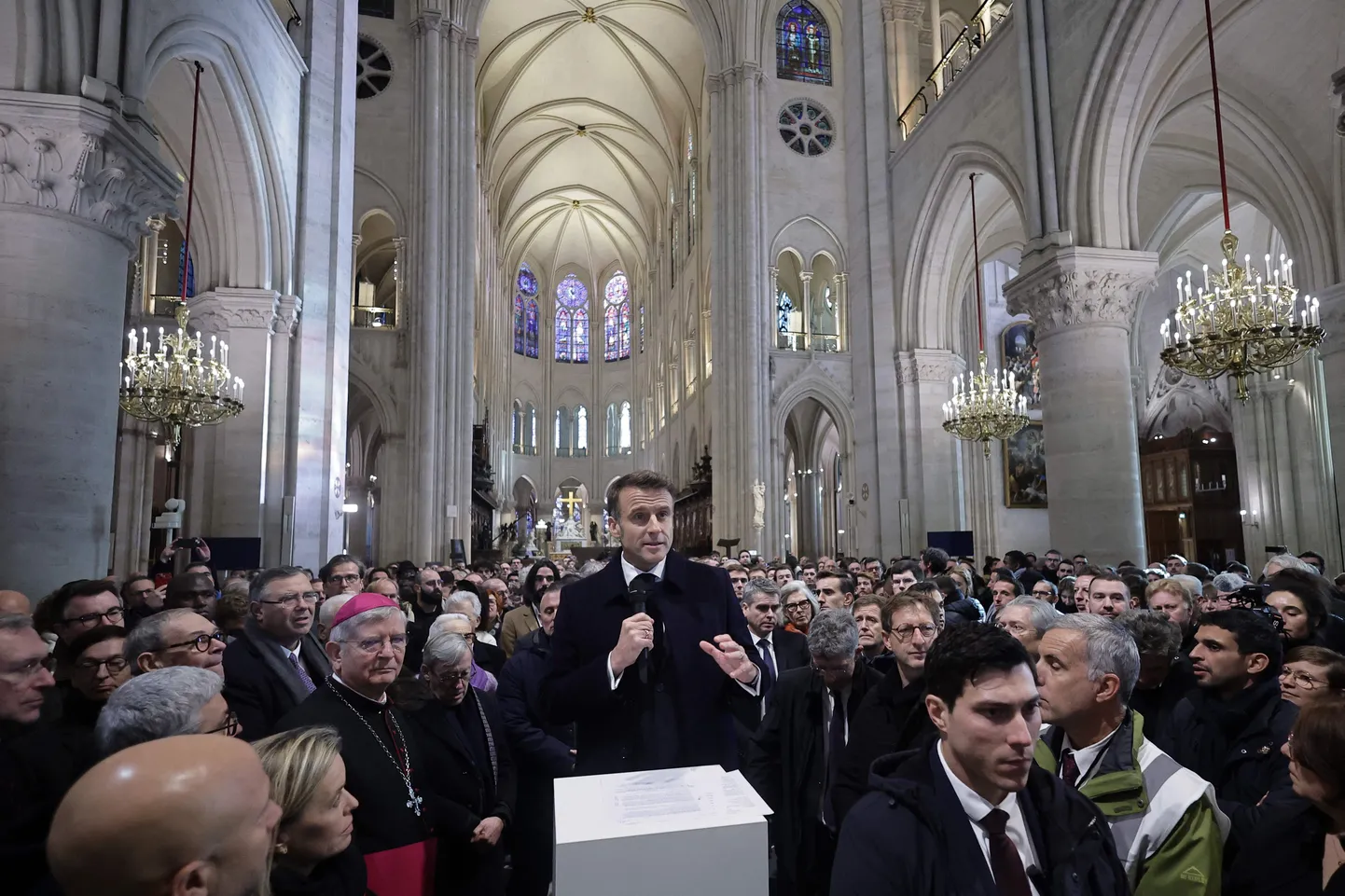 Pariisi Jumalaema kirikus esines president Emmanuel Macron kõnega eeskätt ülesehitustööde töölistele ja toetajatele.