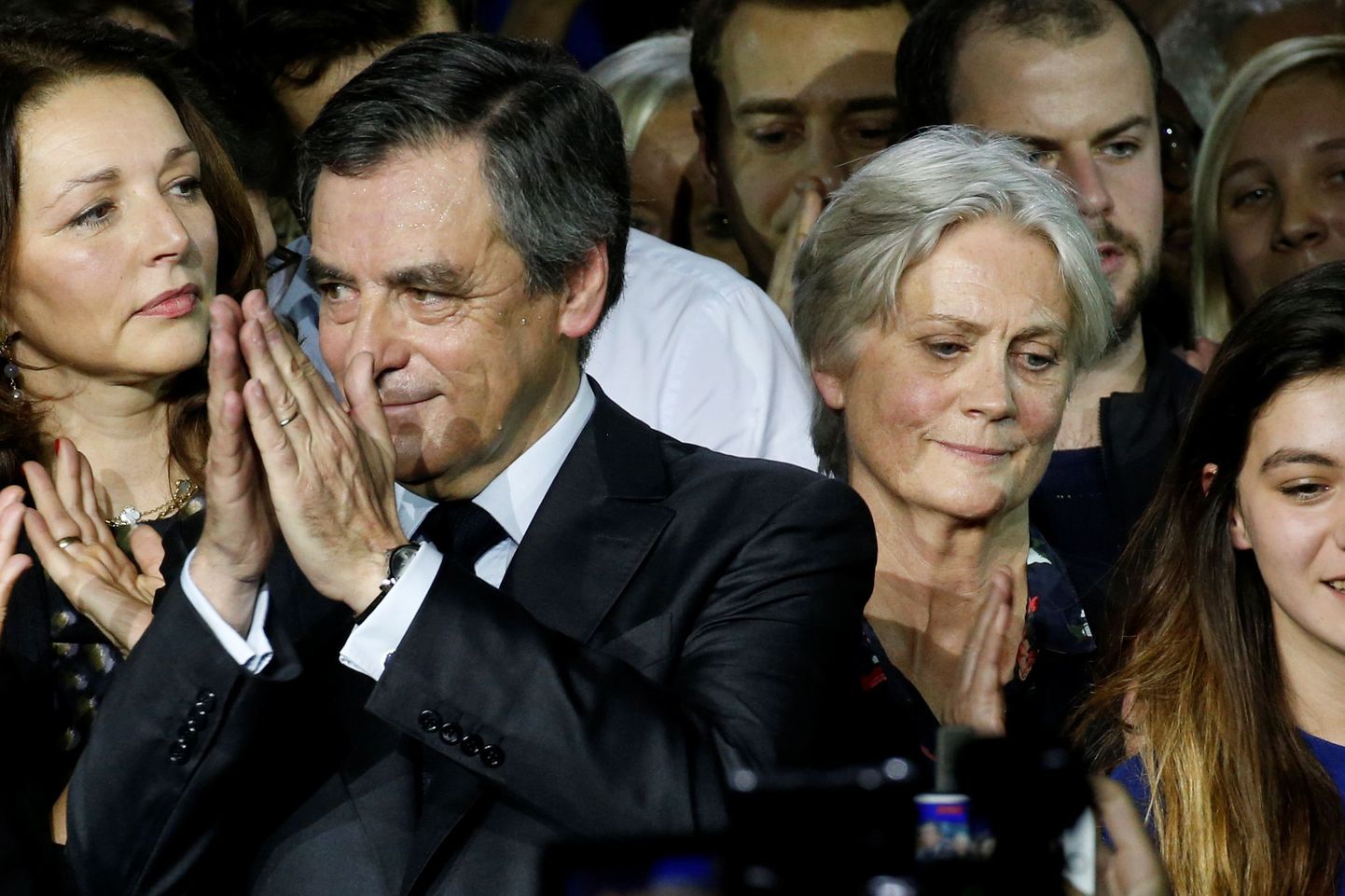 François Fillon oma naise Penelopega. Meelehea abikaasa jaoks võib rikkuda mehe poliitilised lootused.