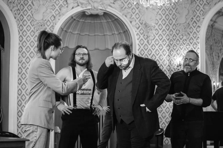 На репетиции спектакля. Журналистка (Марика Отса), комиссар «спортивного вида» (Александр Домовой), комиссар Бертоццо (Дмитрий Кордас), начальник полиции (Дмитрий Косяков).