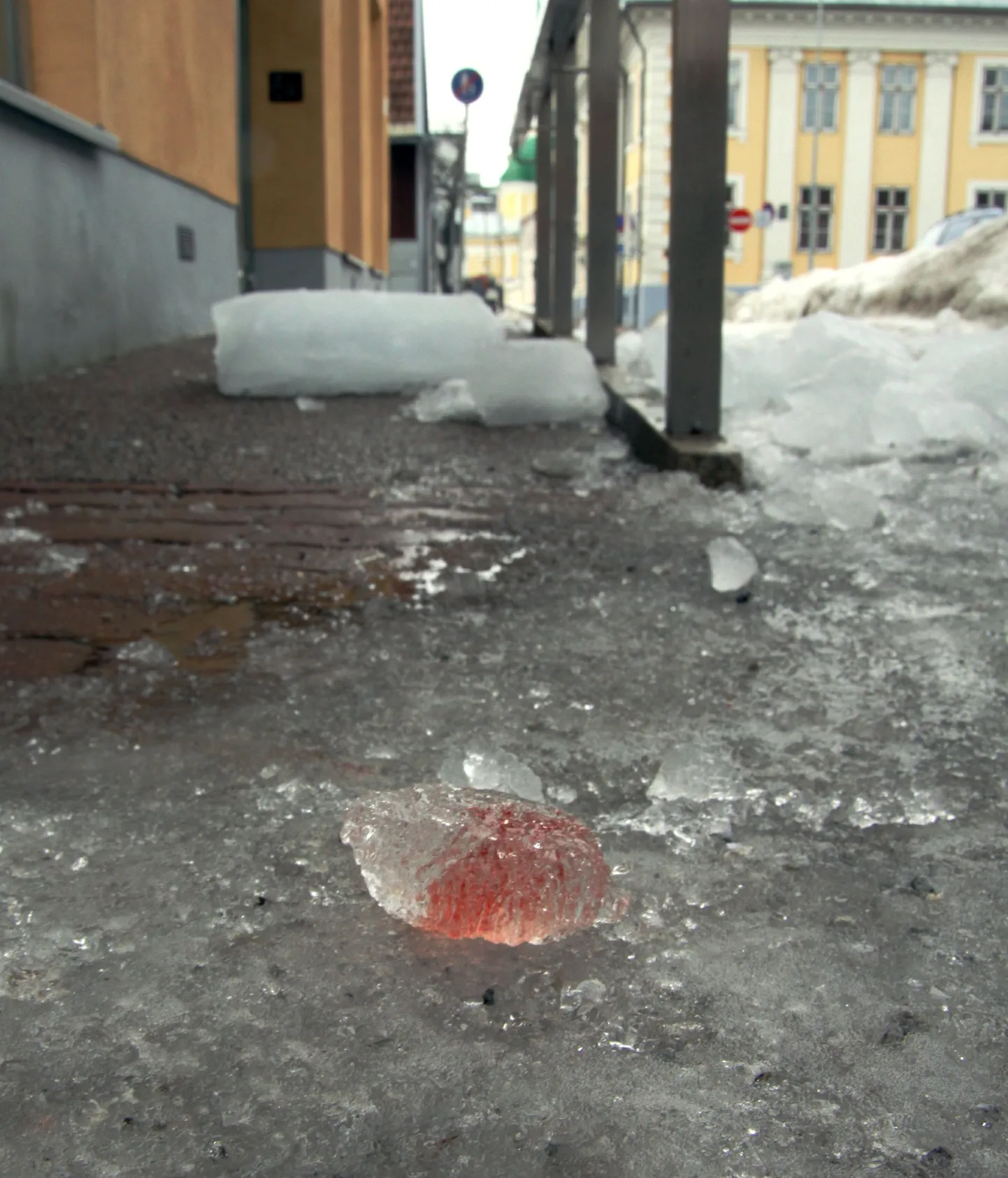 Pärnus Uus 1 maja katuselt kukkus naisele jääkamakas pähe.