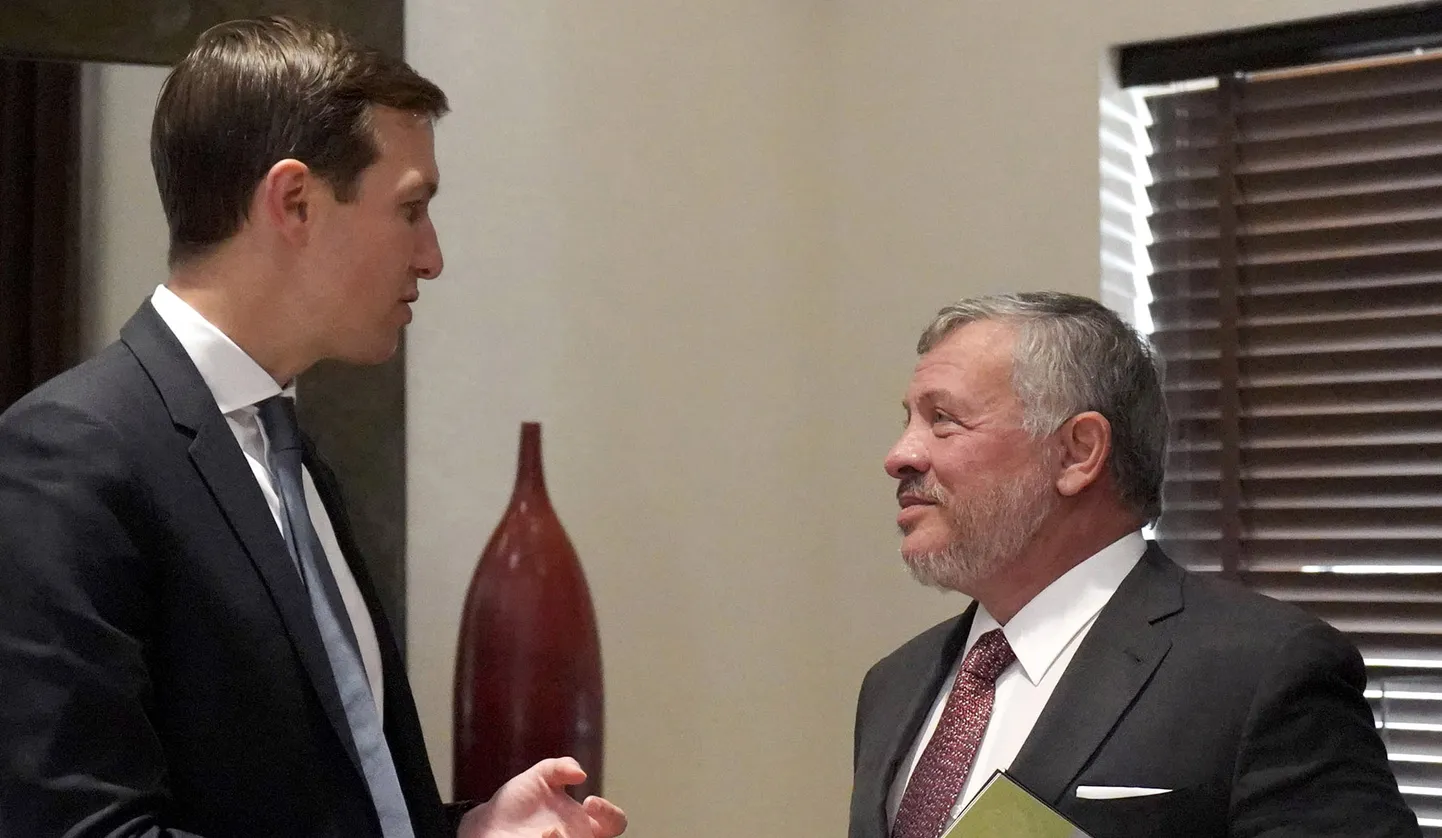 USA presidendi Donald Trumpi väimehest nõunik Jared Kushner (vasakul) kolmapäeval Ammanis kohtumisel Jordaania kuninga Abdullah II-ga sellel kuningakoja avaldatud fotol.
