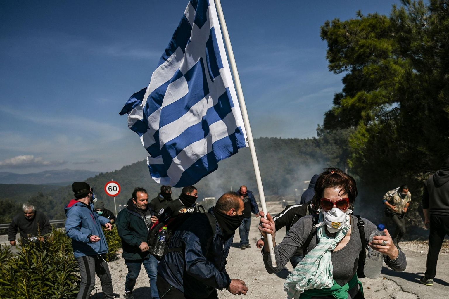 Kreeka märulipolitseinikud veebruaris ajamas laiali Lesbose saarele rajatava uue migrandilaagri vastu protestinud meeleavaldajaid.