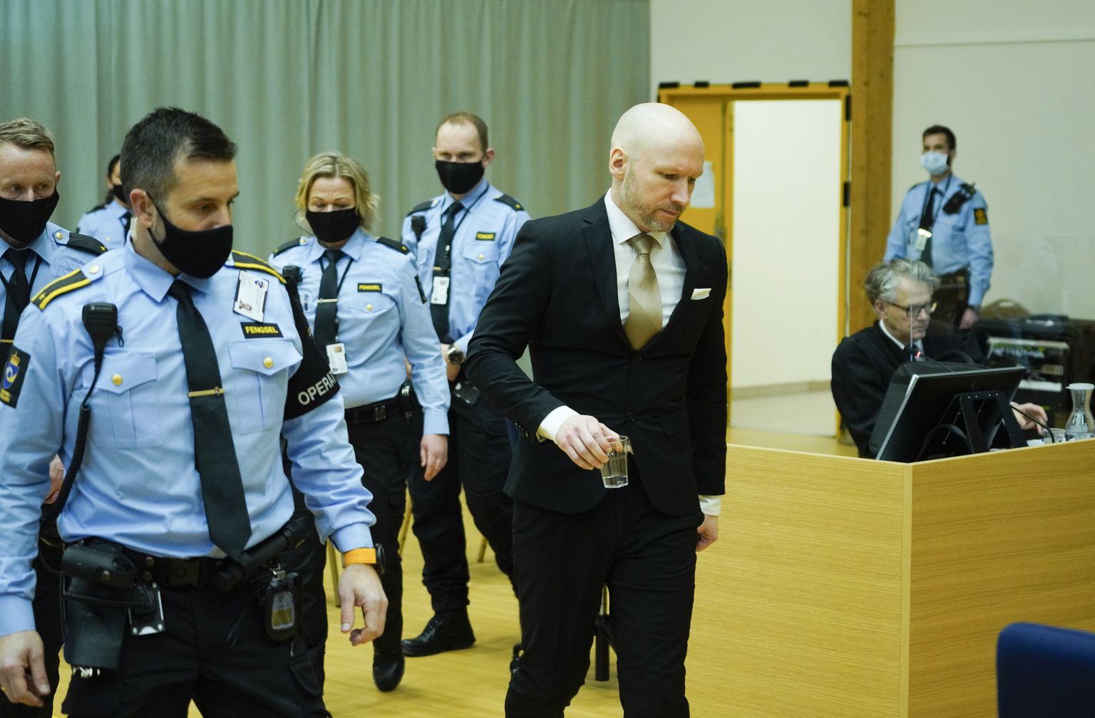 Anders Behring Breivik täna kohtusaali tulemas.