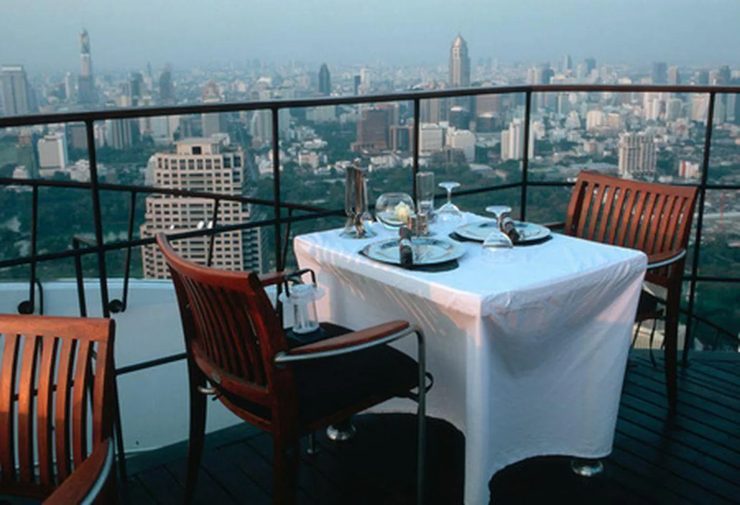 Välilauad Banyan Tree hotelli restoranis Vertigo Bangkokis.