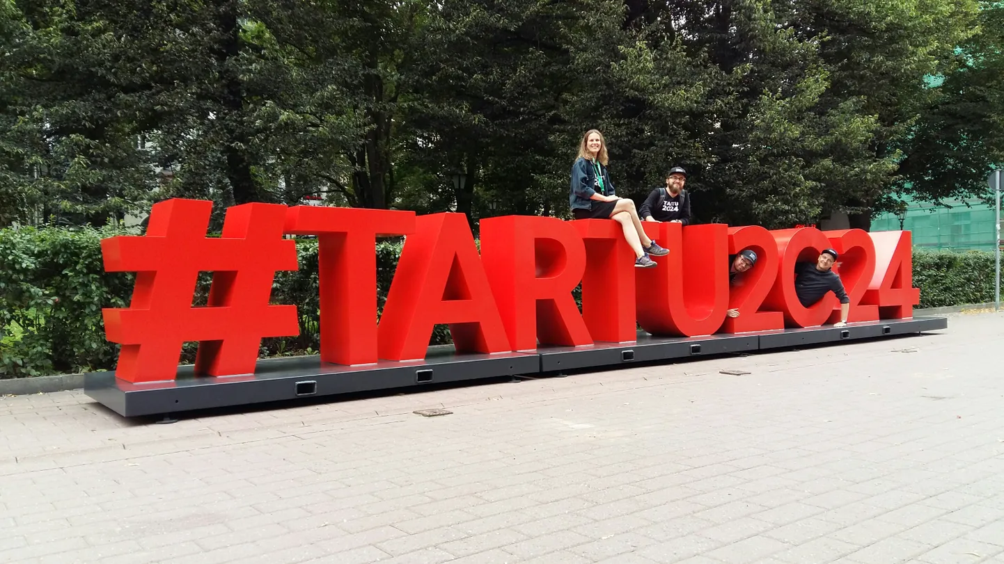 Tartu 2024 maamärgi peale ja sisse on roninud vastutav projektijuht Erni Kask (paremalt) ning projektijuhid Kaspar Aug, Kalle Paas ja Triin Pikk.