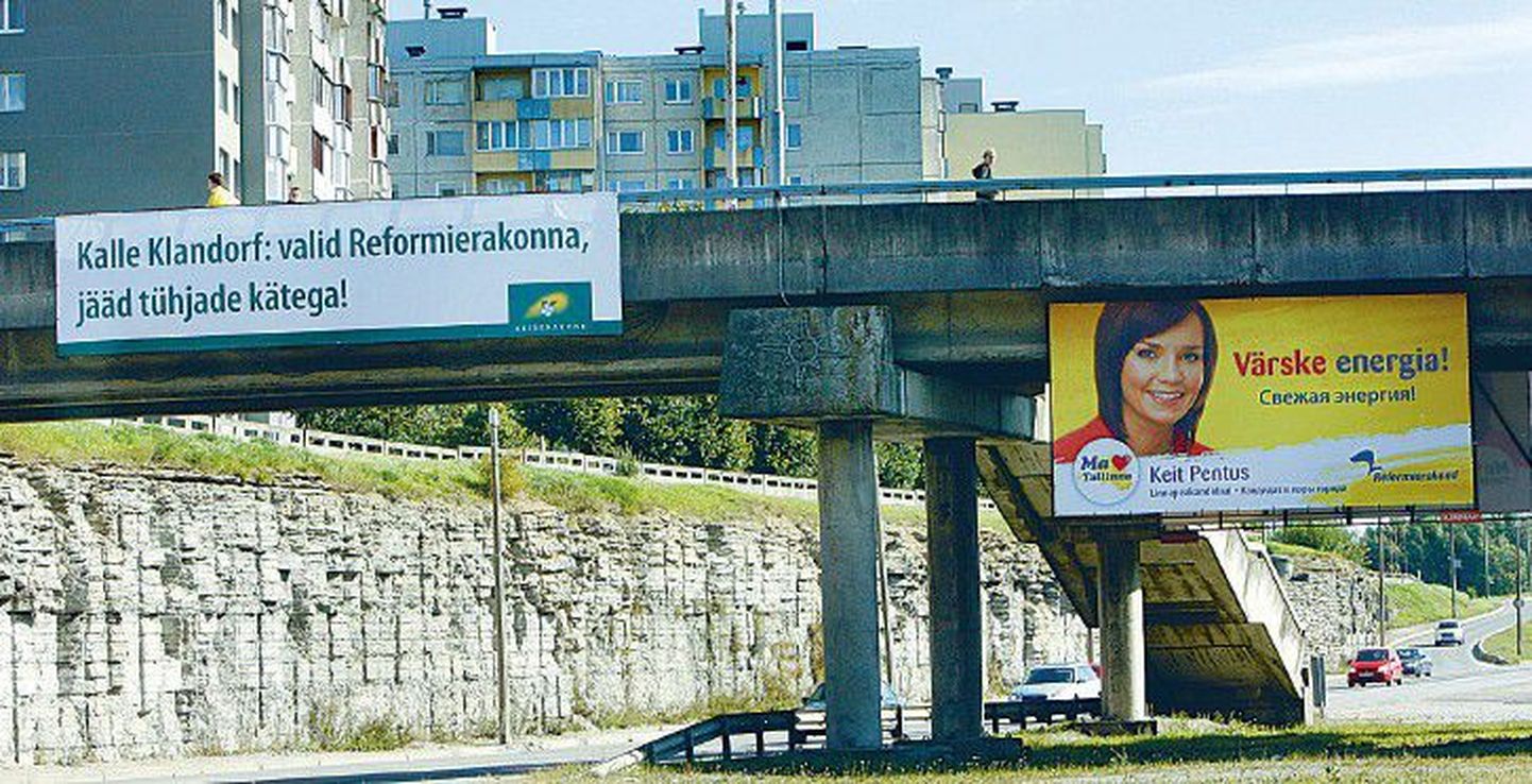 В период, разрешенный для  наружной политической рекламы, предвыборные кампании проводили только Партия реформ и Центристская партия. Их красноречивые лозунги висели почти что рядом на мостах через Лаагна теэ.