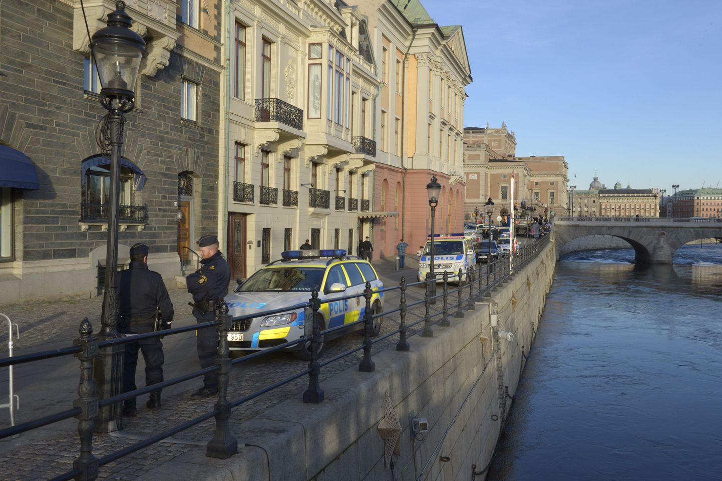 Rootsi politseinikud peaministri ametiresidentsi juures Stockholmis.
