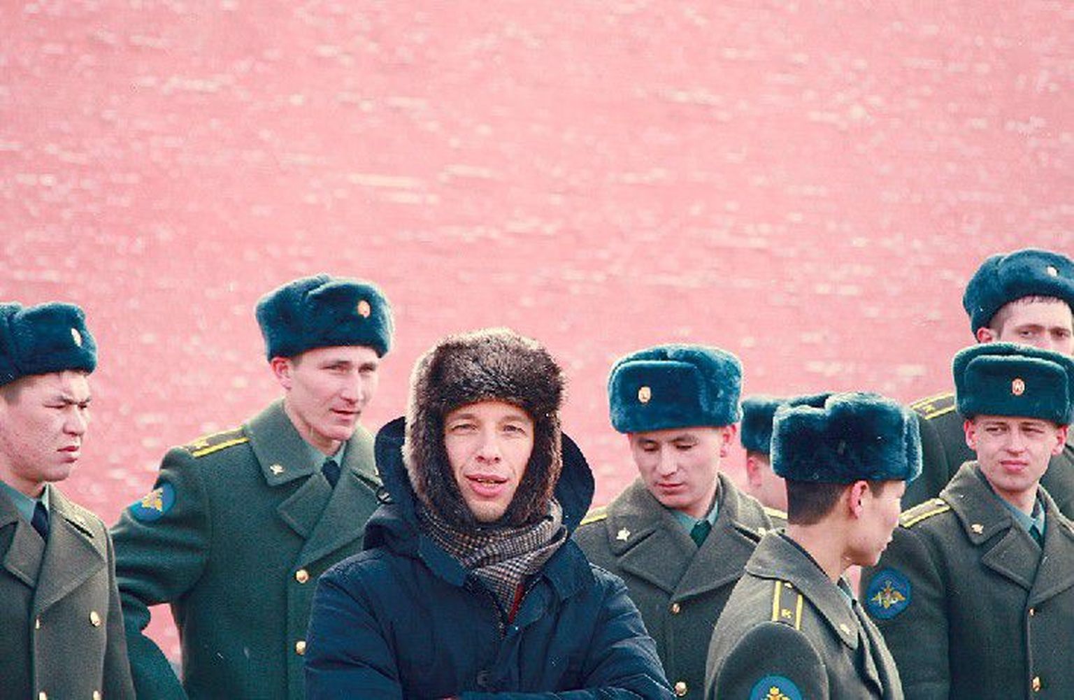 Актер Неро Урке у московской Кремлевской стены вместе с курсантами     военного училища.