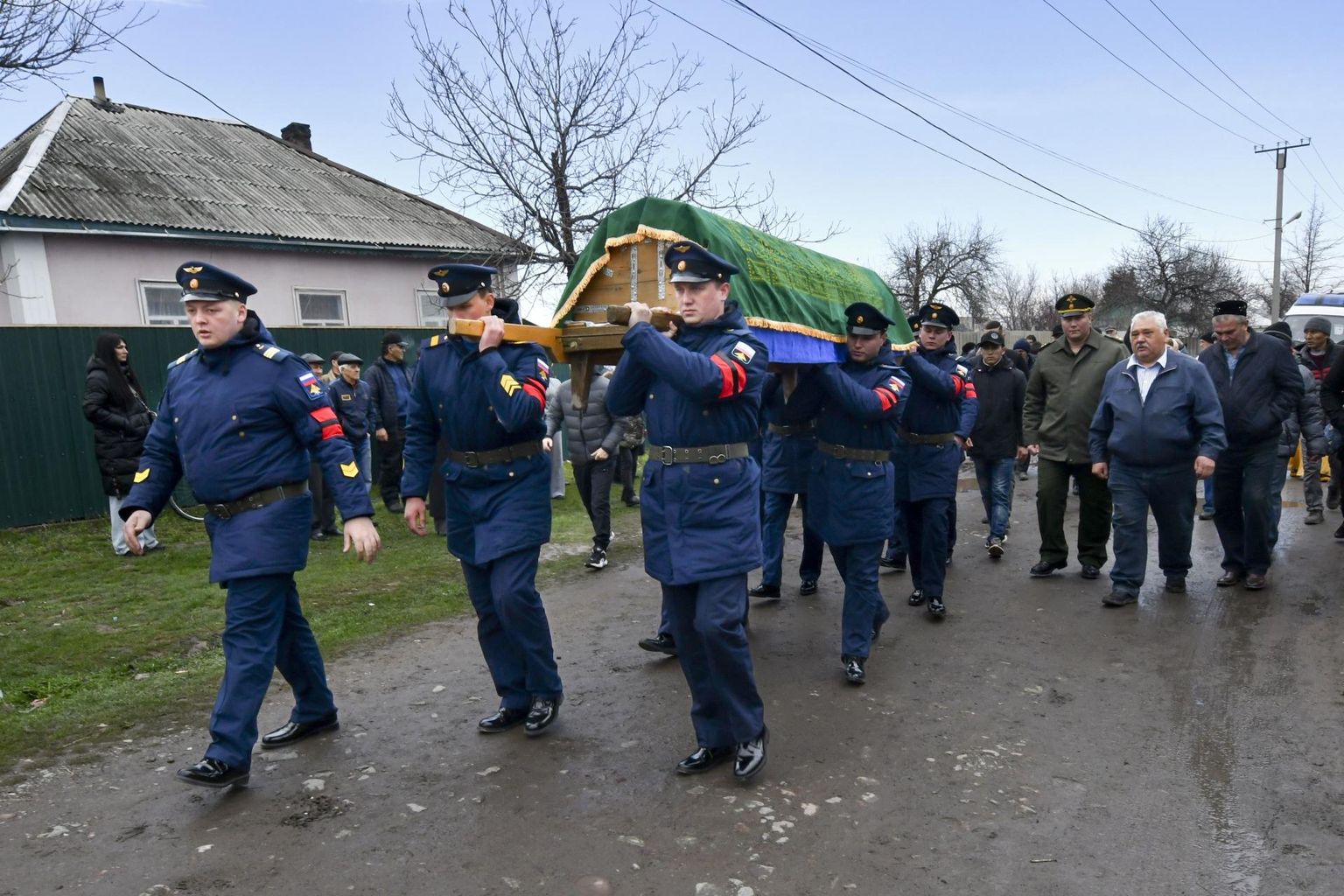 Vene sõjaväelased eile Biškekis, Kõrgõzstanis, kandmas Ukrainas surma saanud Vene sõduri Rustam Zarifulini kirstu.
