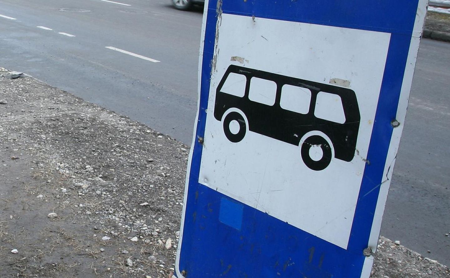 Pärnumaa ühistranspordikeskus teatas, et 20. novembrist lisandub reisijate soovil Tõstamaalt Varbla suunas sõitvate busside sõiduplaani kaks peatust.