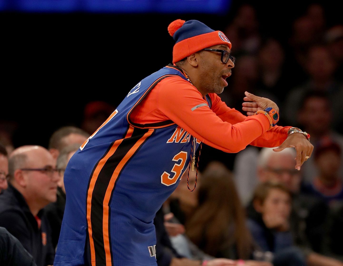 Spike Lee Madison Square Gardenis NBA korvpallklubile New York Knicksile kaasa elamas.