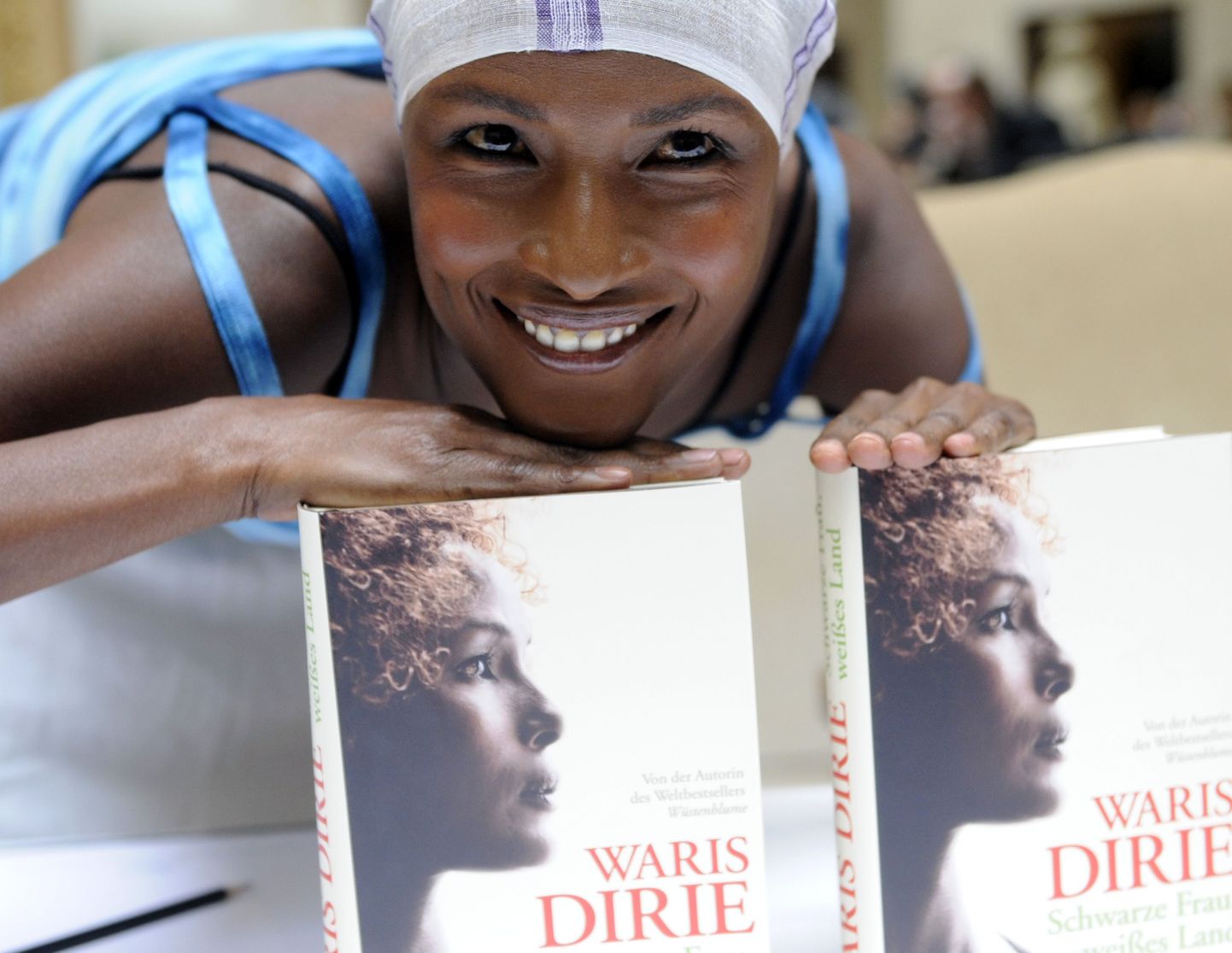 Waris Dirie esitlemas oma värskeimat raamatut «Black Woman, White Country» Saksamaal 2010. aasta maikuus.