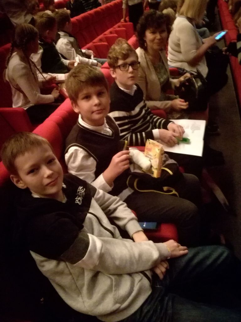 Raeküla kooli õpilased käisid Ugala teatris vaatamas etendust "Võlur Oz".