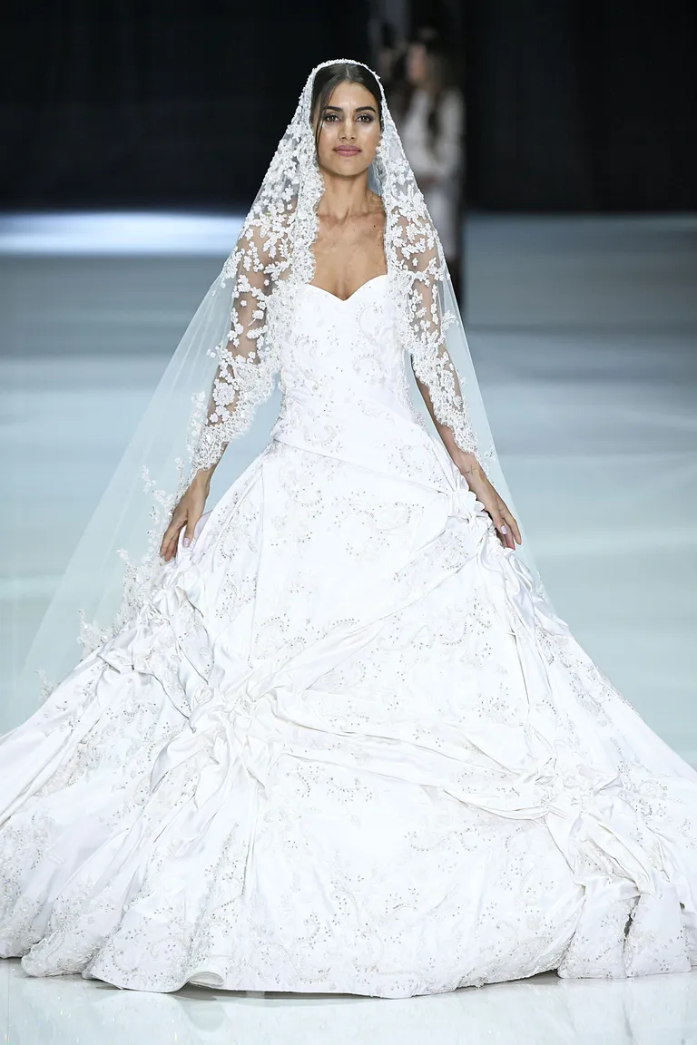 Käsitöömahukas teos, mis maksab auto hinna, Ralph & Russo Haute Couture. Kas ka kuninglik pruut Meghan Markle eelistab sama kõrgmoemaja kunstiteost, selgub õige pea! Otseülekanne laupäeval, kell: 13:30, Kanal11 ja Elu24.ee vahendusel