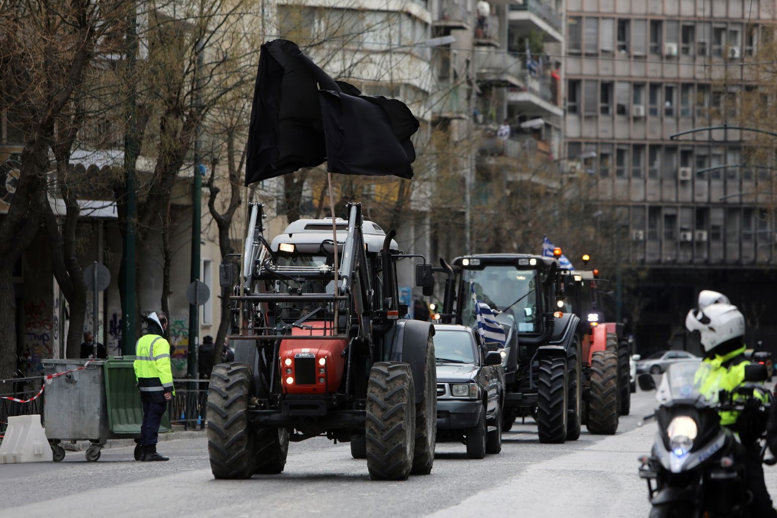 Kreeka põllumees 18. märtsil 2022 kahe musta plagu all Ateenas põllumajandusministeeriumi ees toimuvale protestiaktsioonile saabumas.