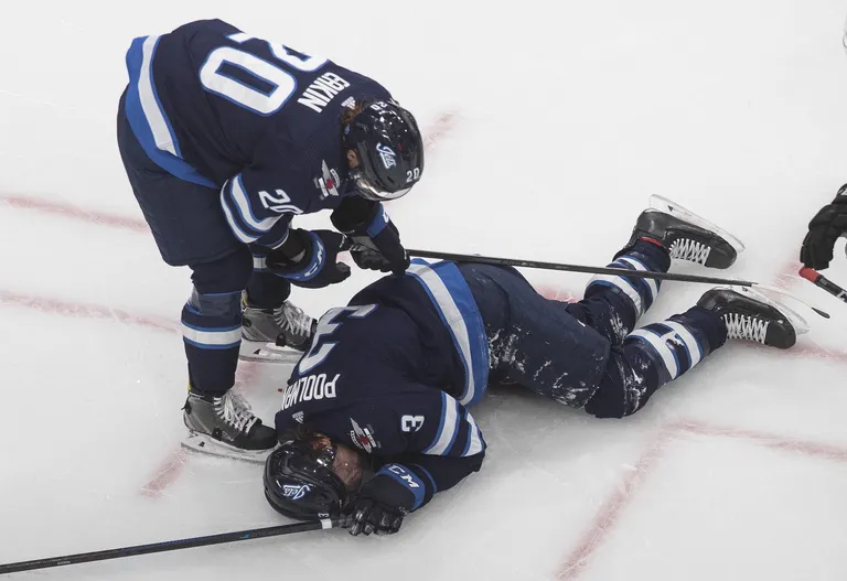 Winnipeg Jetsi Tucker Poolman pärast obadust jääl lamamas.