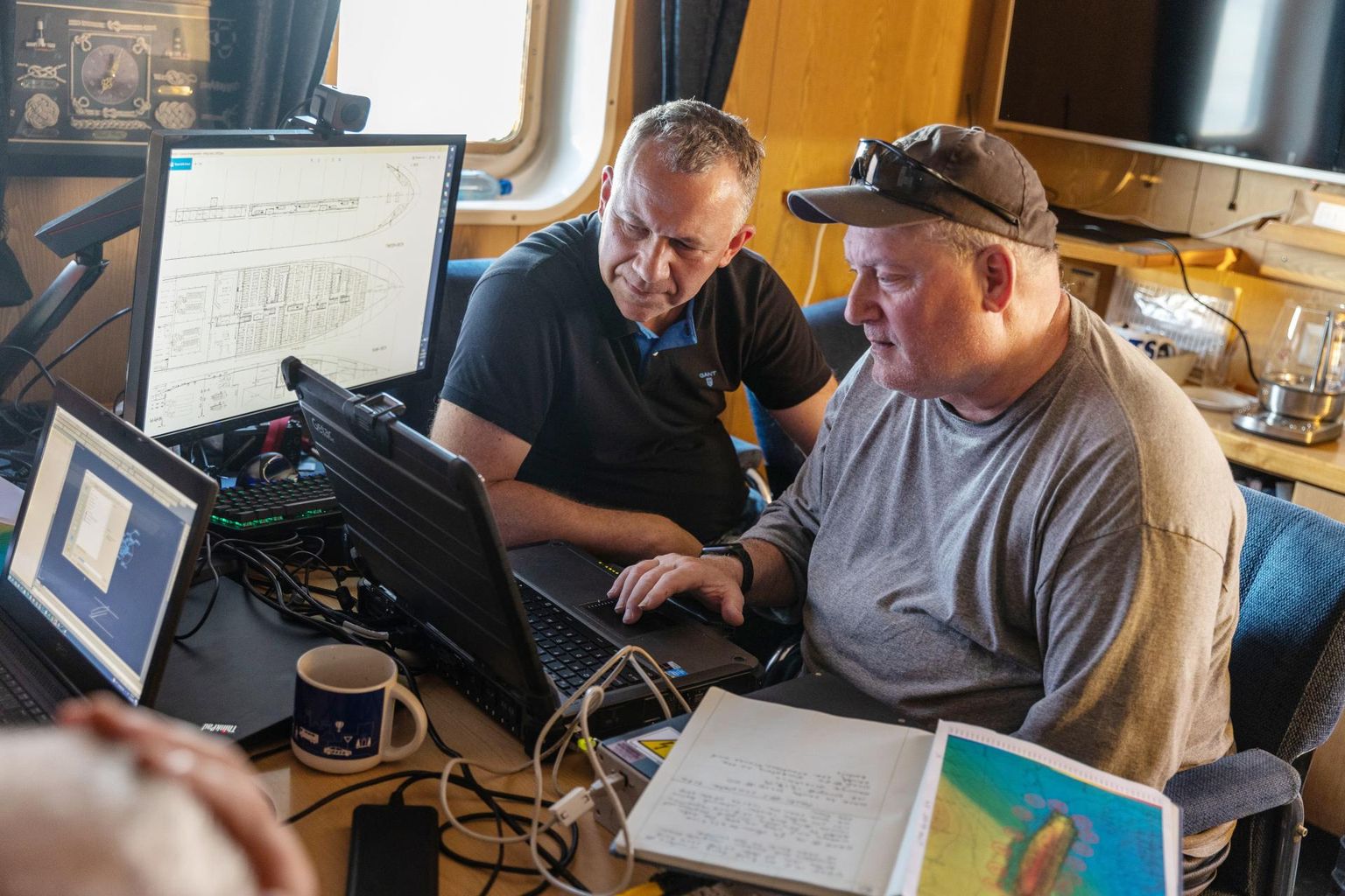 Parvlaev Estonia uuringute tulevik on nüüd poliitikute kätes. Pildil ekspeditsiooni juht Rene Arikas ja USA ekspert Brian Abbott mullu suvel Estonia hukupaigas sonariuuringuid läbi viimas. 