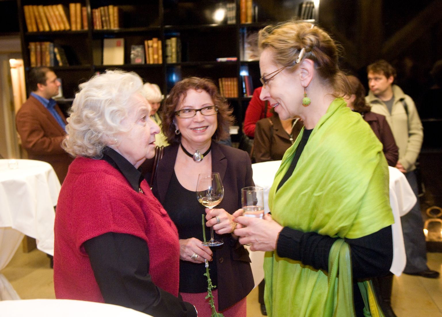 Ita Ever (vasakul) ja Ülle Kaljuste (paremal) 2009. aastal. Nende keskel näitleja Kersti Kreismann.