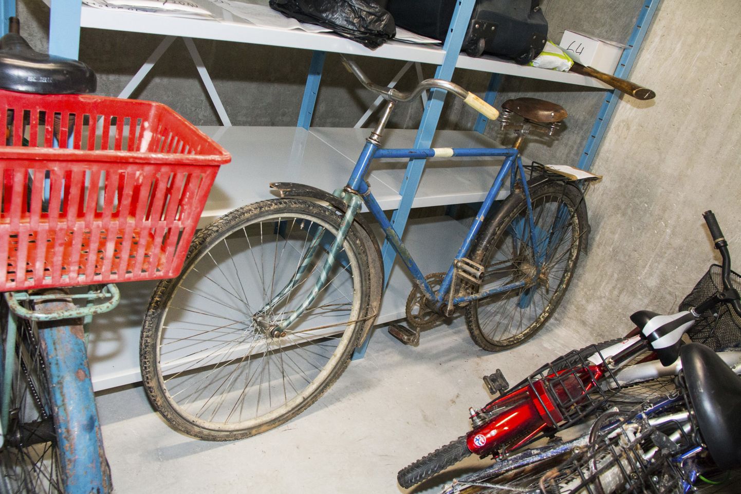 Varastatud jalgrattad Rakvere politseis omanikku ootamas.