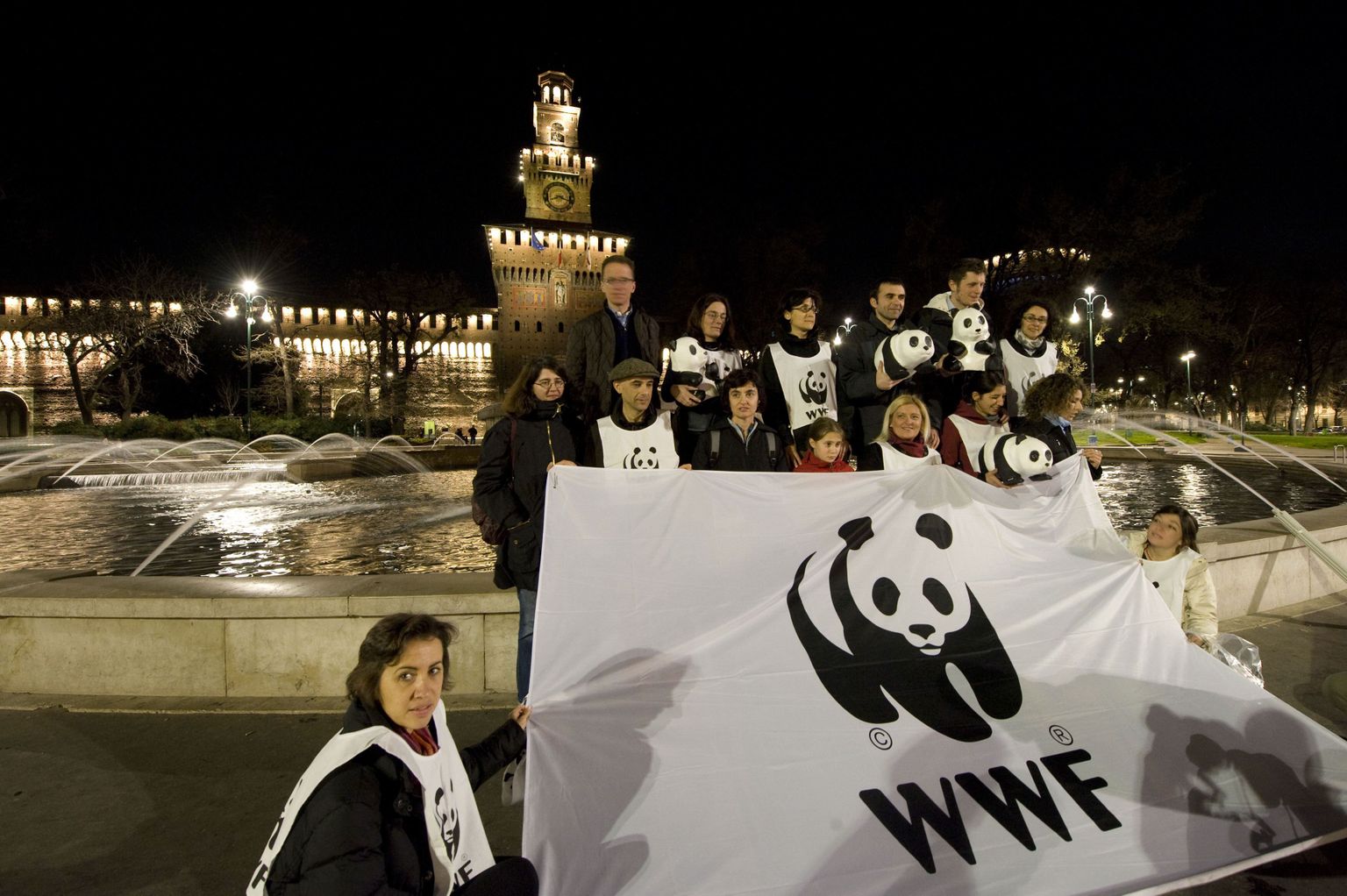 WWF palus Saudi Araabia sildi minema viskamise pärast andeks. Fotol WWFi töötajad koos organisatsiooni logoga