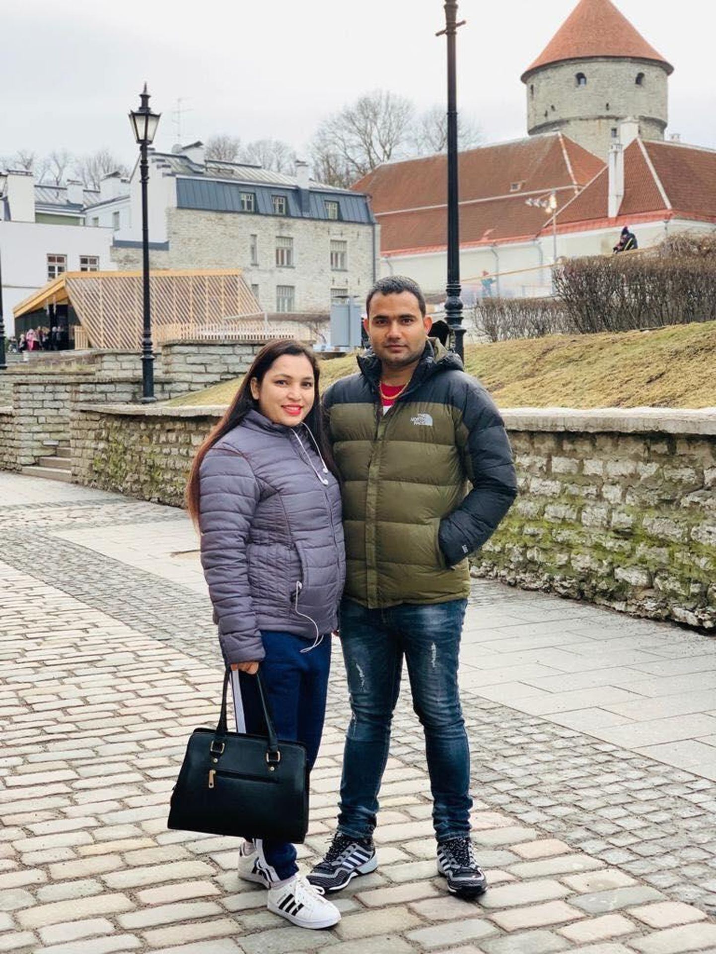 Реэта Бандари с мужем в Таллинне, когда они еще не провели ночь в камере и ничего не знали о том, что вид на жительство будет аннулирован.