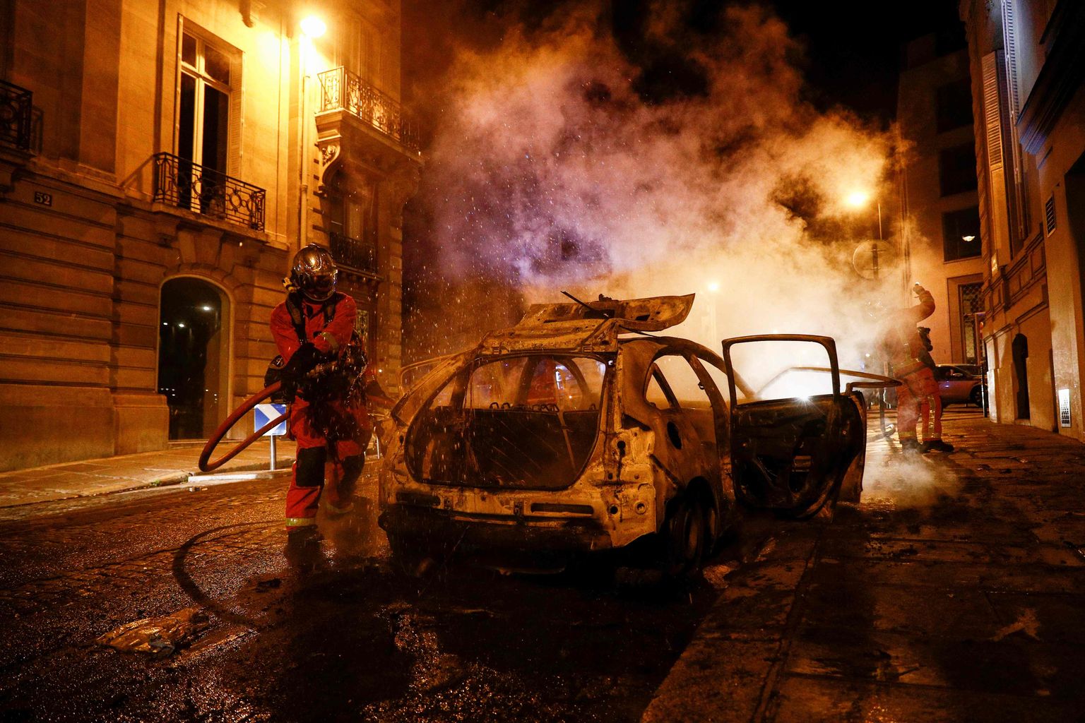 PSG fännide mahapõletatud auto Pariisis.