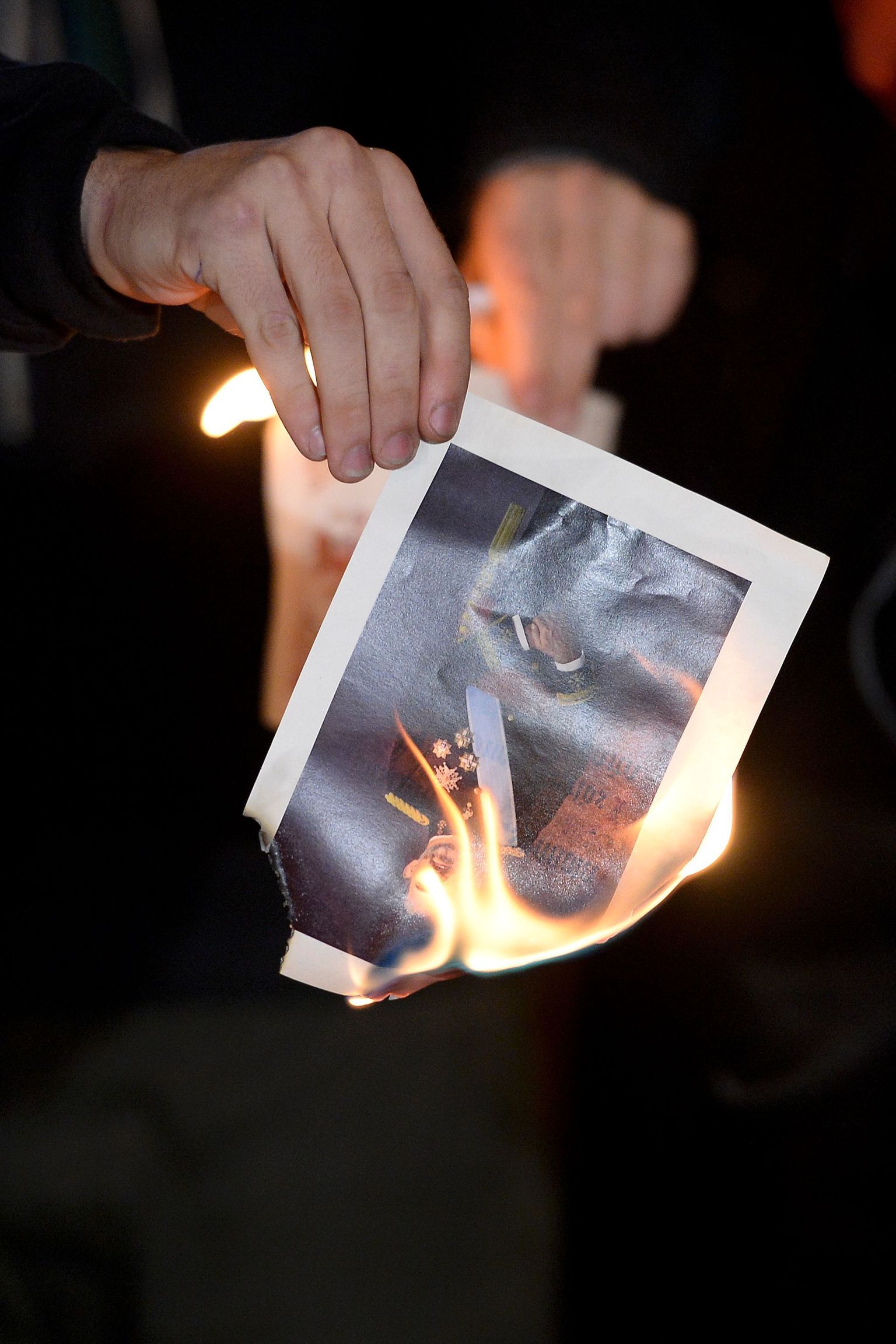 CUP partei liige põletamas Felipe VI fotot