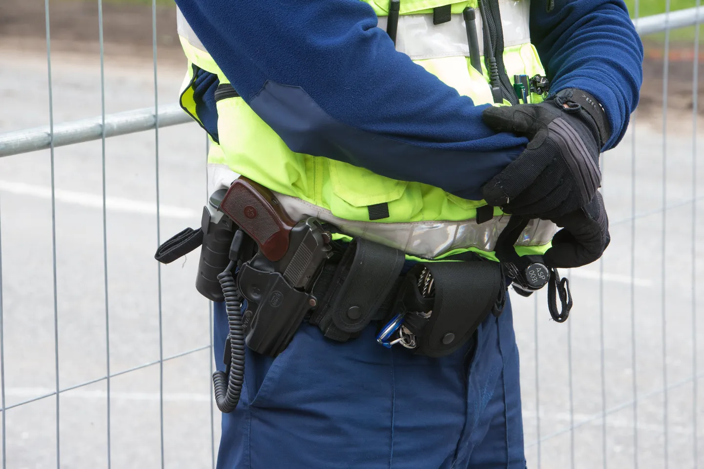 Prokurör jõudis politseinikke enne hoiatada, kui nad oleksid kõrvalise inimese sundkorras kohtusse tuua.