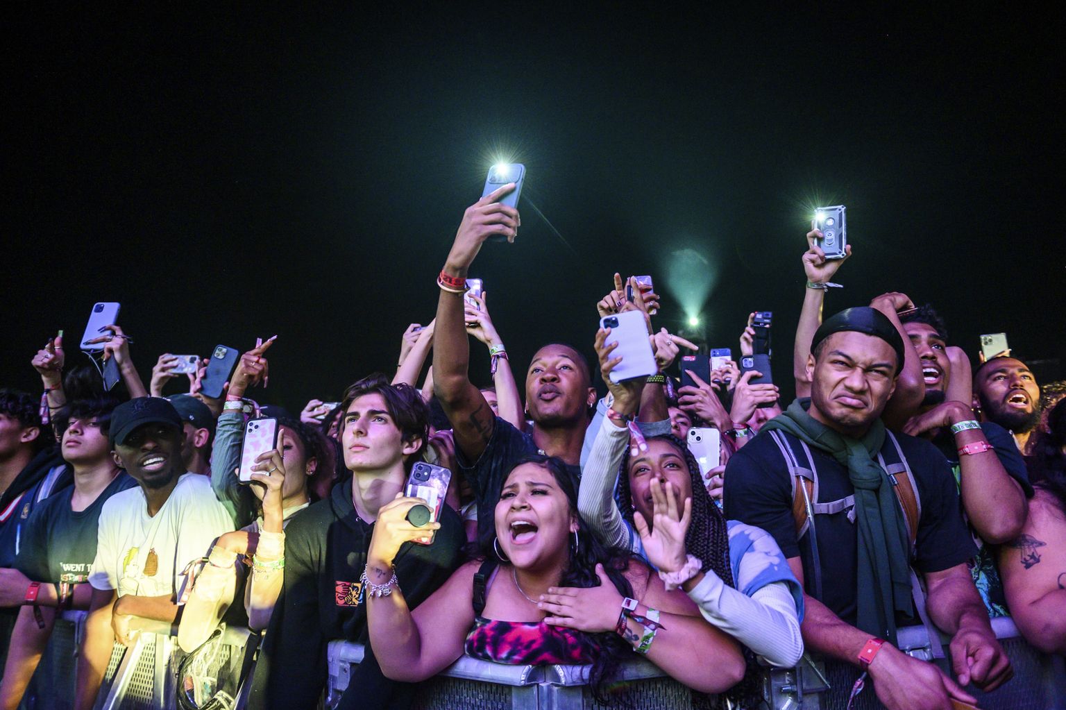 Noored kuulamas Astroworld festivali kontserdil Travis Scotti. Kontserdil kaotas elu kaheksa inimest, kui rahvamass, kus oli 50 000 inimest, hakkas lava poole liikuma
