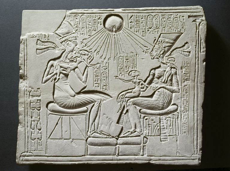 Vana-Egiptuse vaarao Ehnaton ehk Amenhotep IV ja kuninganna Nofretete (paremal)