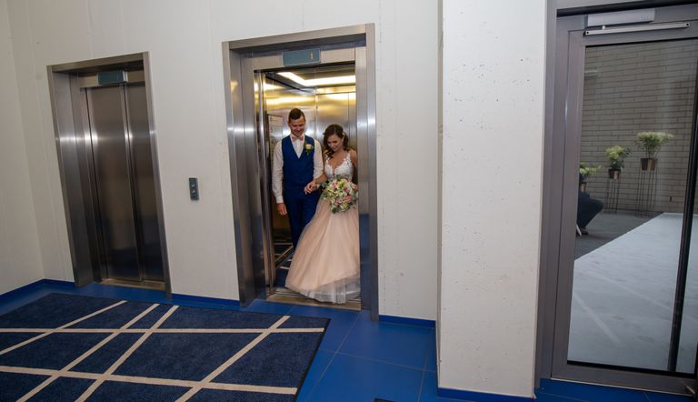 Noorpaar sõitis külaliste juurde liftiga.