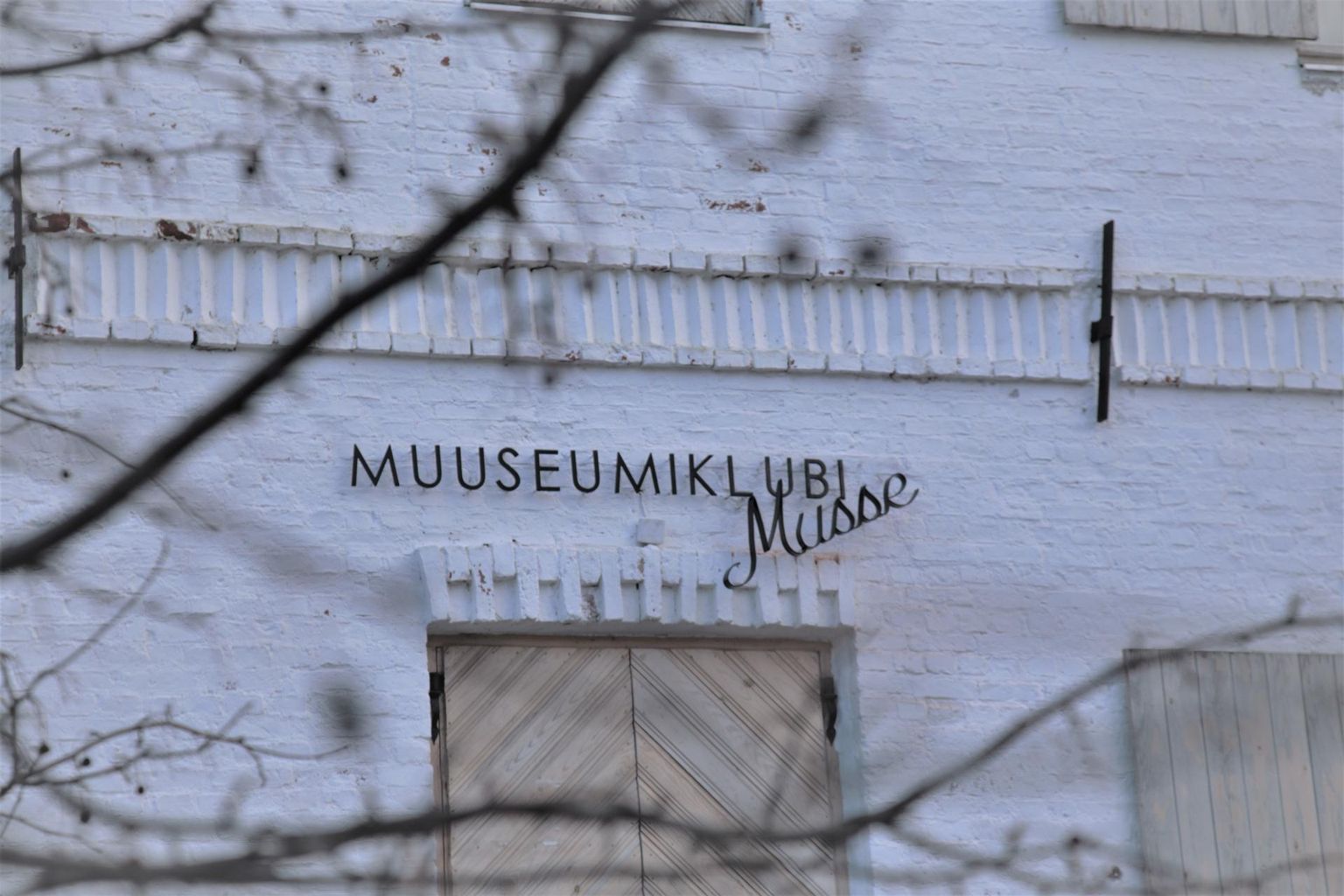 Muuseumiklubi ukse kohal rippuva sildi disainis kunstnik Flo Kasearu.