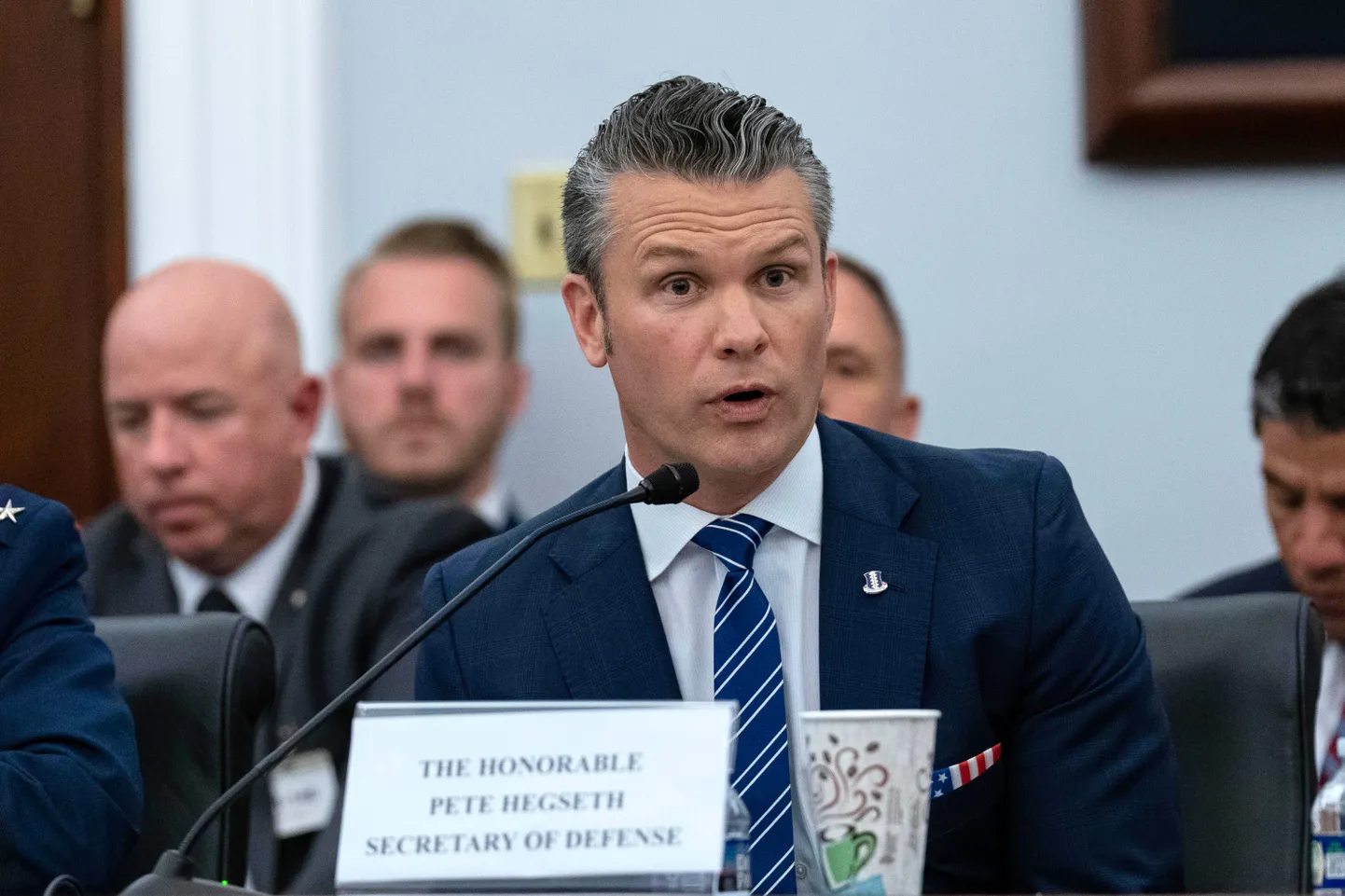 USA kaitseminister Pete Hegseth vastamas 10. juunil esindajatekoja alamkomisjoni kuulamisel küsimustele.