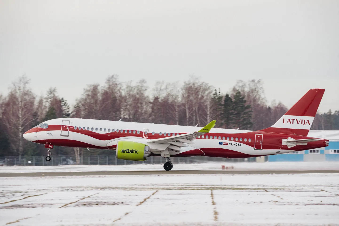 Самолет airBaltic. Иллюстративное фото.