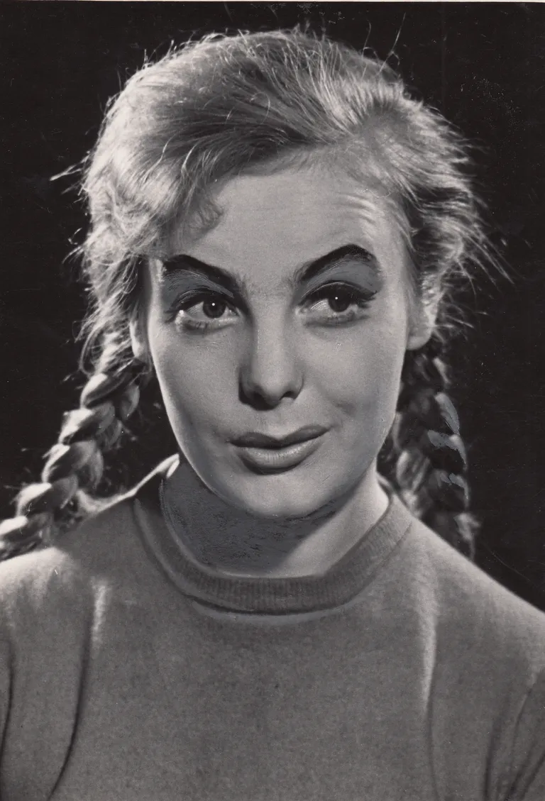 Meitene ar bizēm Alekseja Arbuzova lugas "Mūs kaut kur gaida" iestudējumā. Režisore Felecita Ertnere, inscenētājs Eduards Smiļģis. 1963. gads.