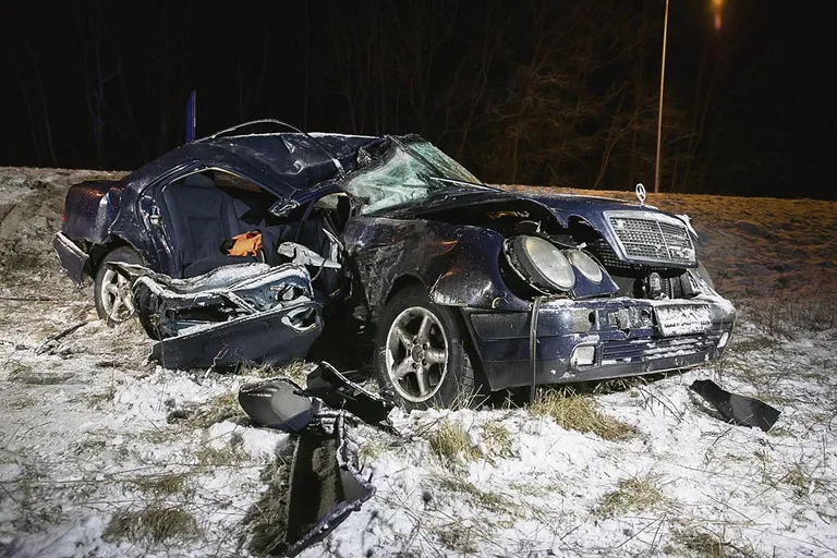 Vastassuunavööndisse kaldunud Mercedes sai vastutulevalt rekalt külje pihta nii tugeva löögi, et paiskus teelt mitmekümne meetri kaugusele.