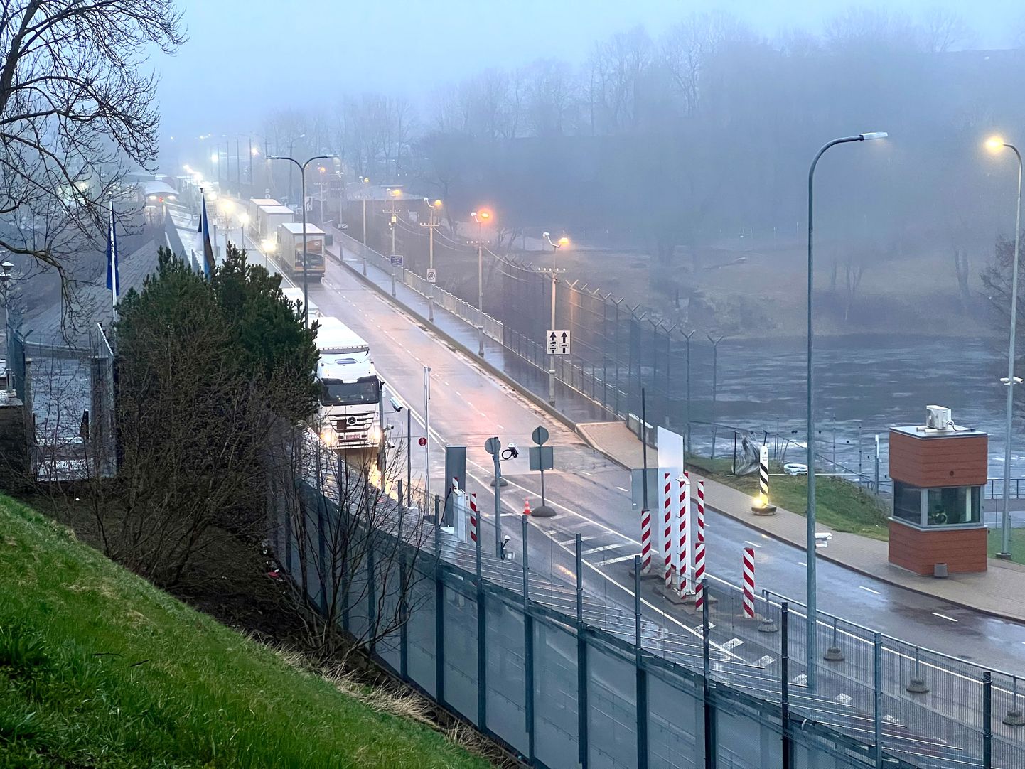 Прибывающих в Эстонию по мосту через реку Нарву украинцев могут не пустить в страну, если в ходе беседы у пограничников возникнет подозрение насчет причин приезда.