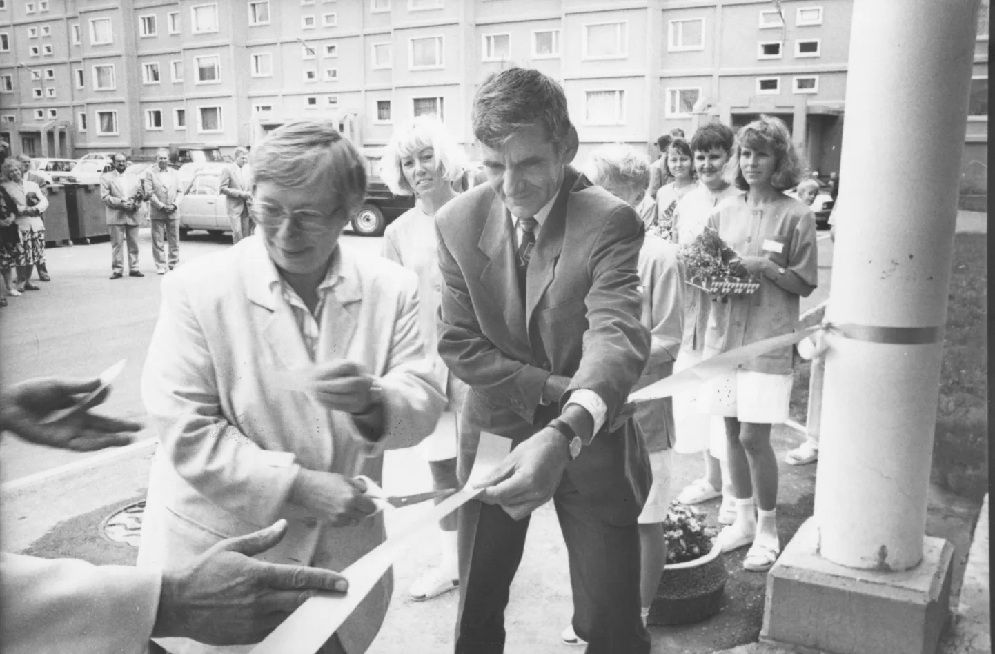 Tartu ja kogu Eesti esimese, Nõlvaku perearstikeskuse avamine 15. augustil 1994. Lindi lõikasid läbi linnapea Väino Kull ja sotsiaalminister Marju Lauristin.