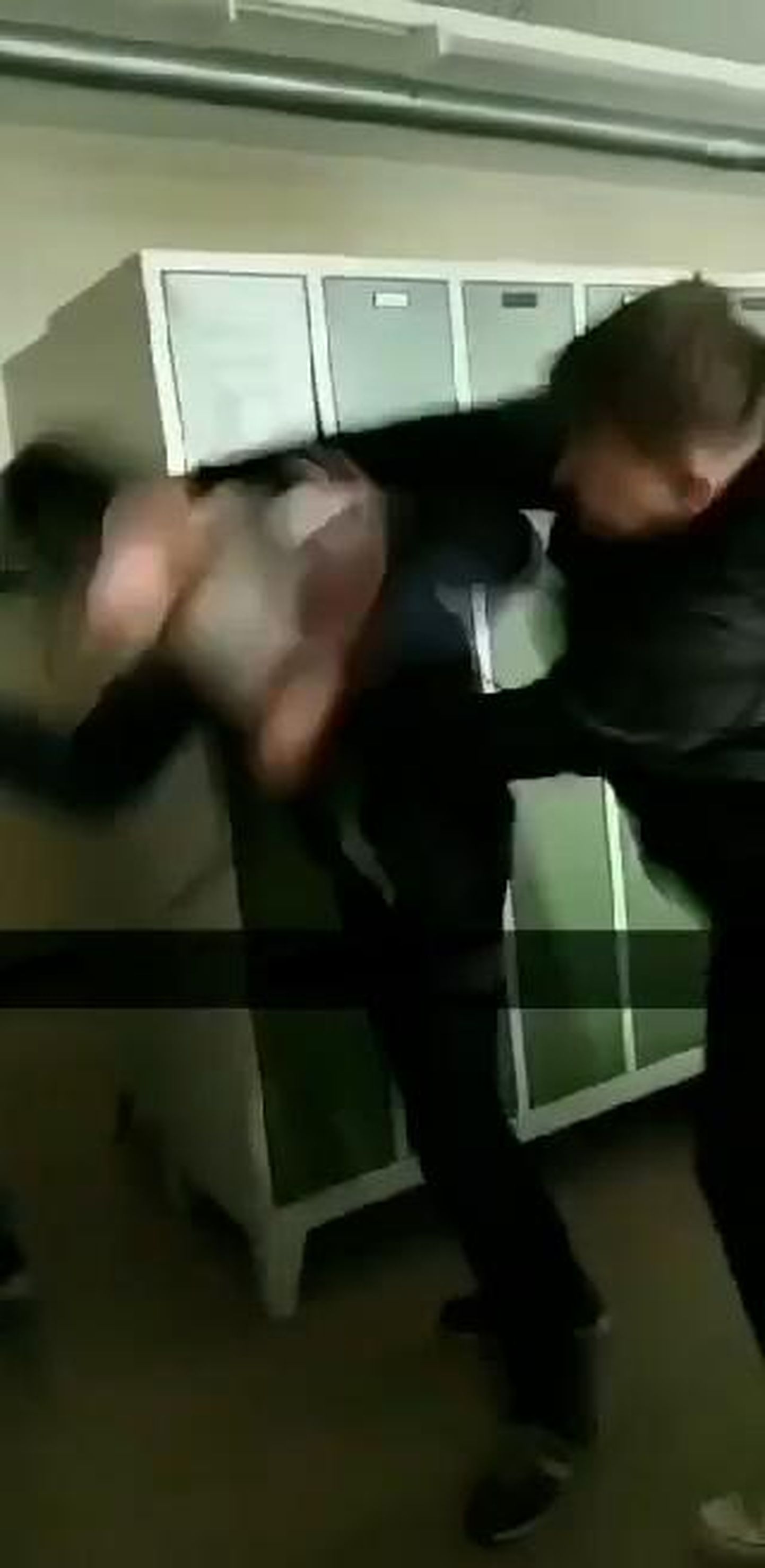 Скриншот видео: подросток нападает на одноклассника.