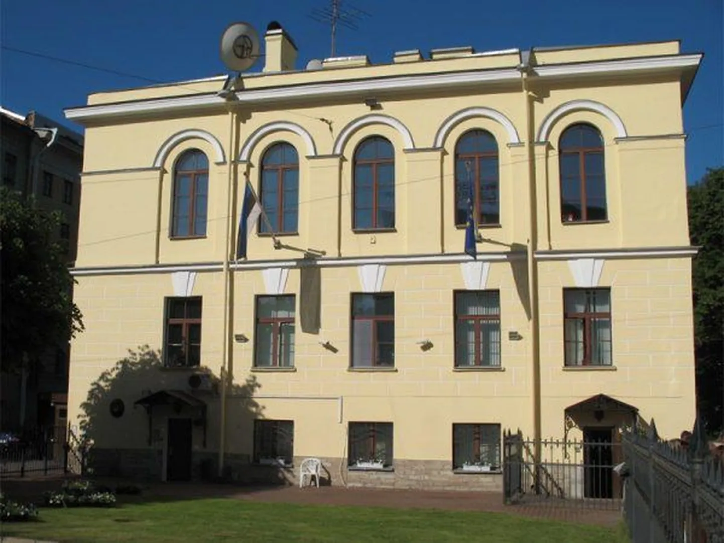 Suvine pilt Eesti peakonsulaadist Peterburis