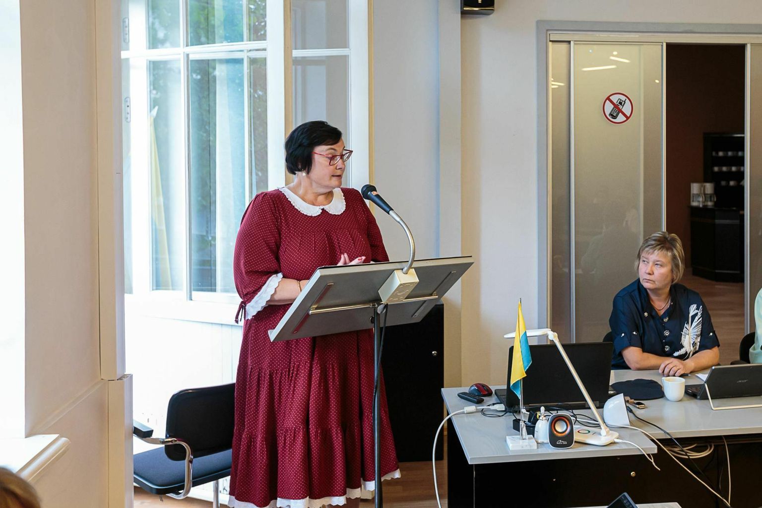 Narva linnapea Katri Raik (vasakul) ja volikogu esimees Tatjana Stolfat.